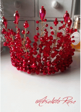 Дизайнерска корона в златно и червено с кристали и стъклени перли- Goddess Astarte